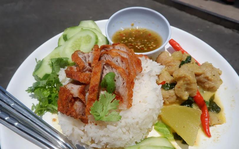 全曼谷最好吃的平价脆皮炸肉饭，米奇林大厨都称赞_美食诱惑的图片 第2张