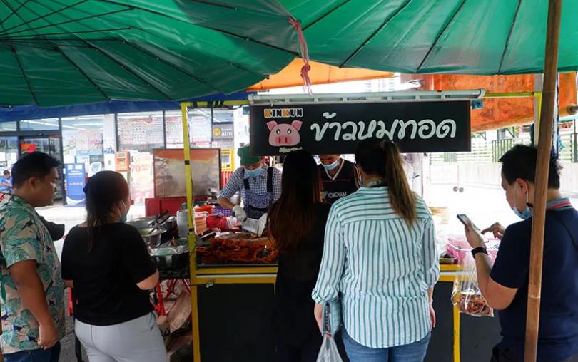 全曼谷最好吃的平价脆皮炸肉饭，米奇林大厨都称赞_美食诱惑的图片 第4张