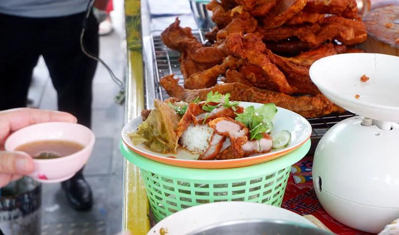 全曼谷最好吃的平价脆皮炸肉饭，米奇林大厨都称赞_美食诱惑的图片 第6张